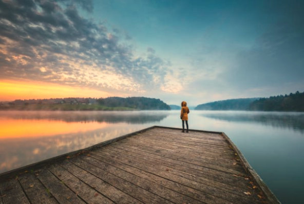 persona horizonte lago amanecer